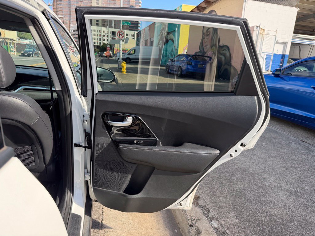 Used 2022 Kia Niro EX FWD image 11