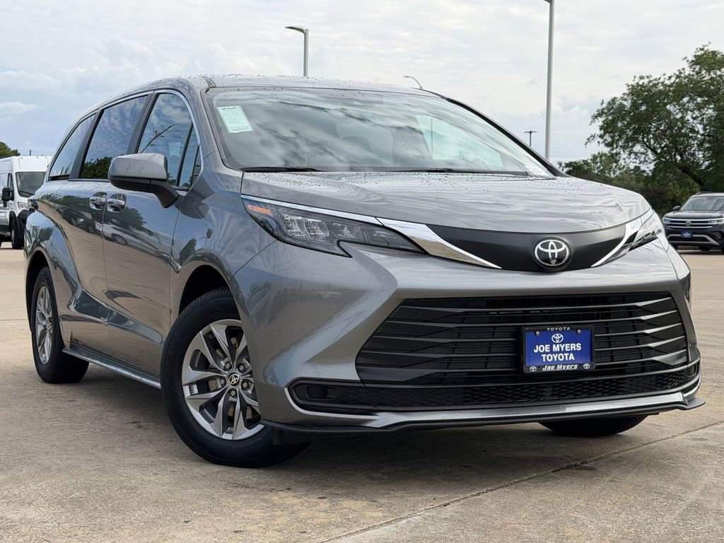 Used 2026 Toyota Sienna LE FWD image 2