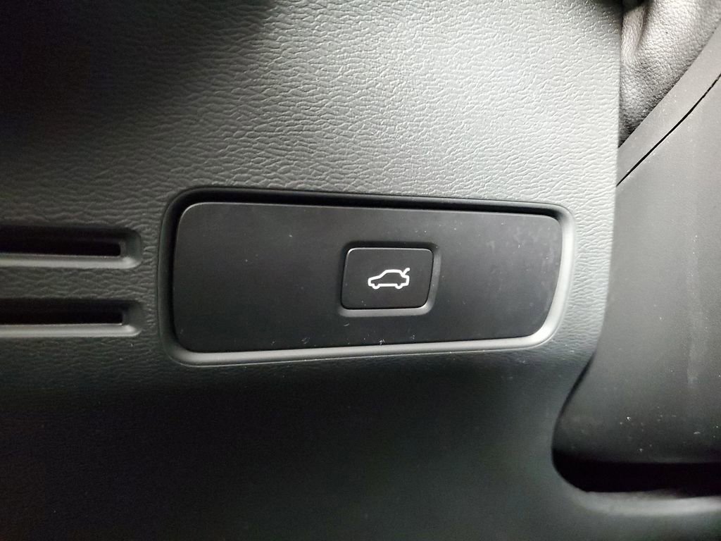 Certified 2025 Volvo XC40 B5 Core image 37