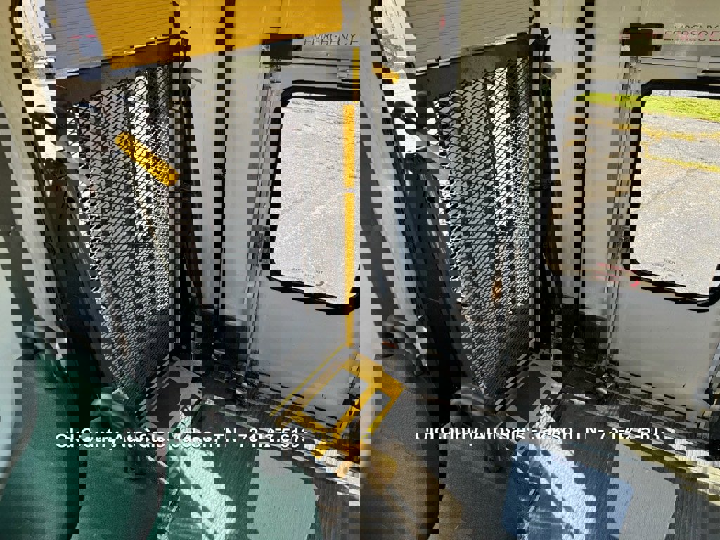 Used 2012 Ford F550 2WD Regular Cab Super Duty w/ Payload Upgrade Pkg image 36