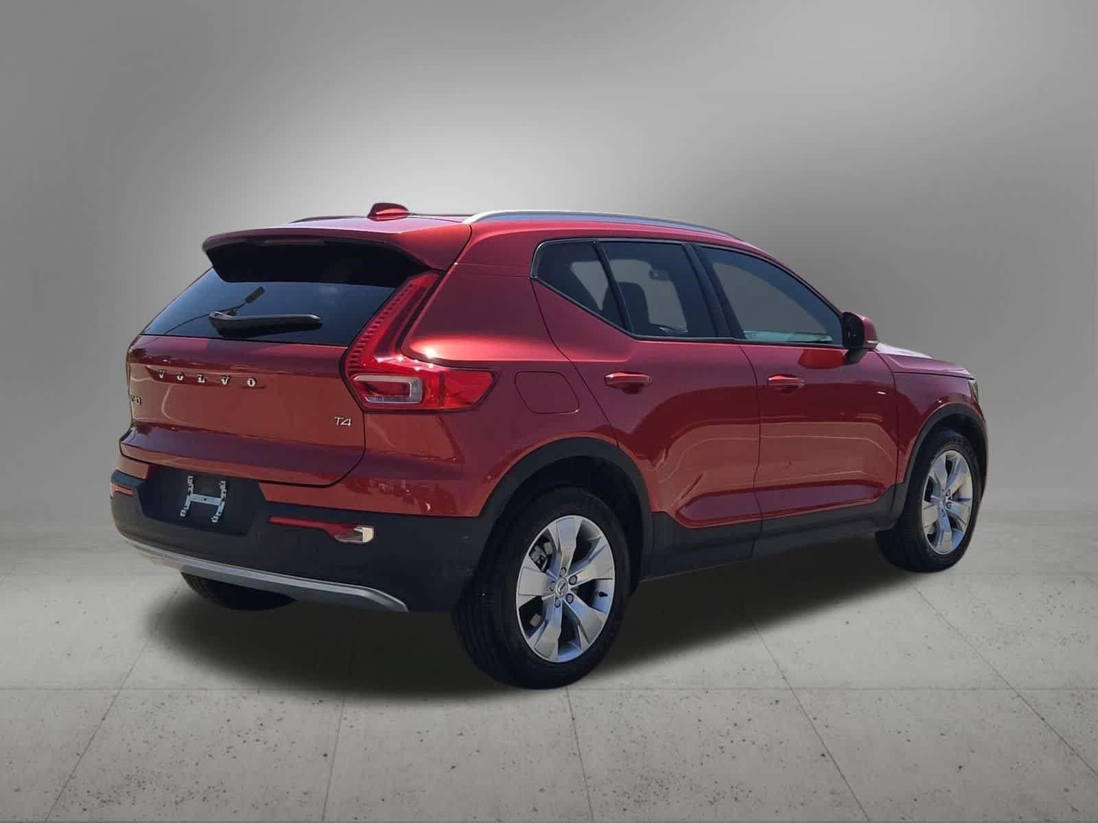 Used 2022 Volvo XC40 T4 Momentum FWD image 6
