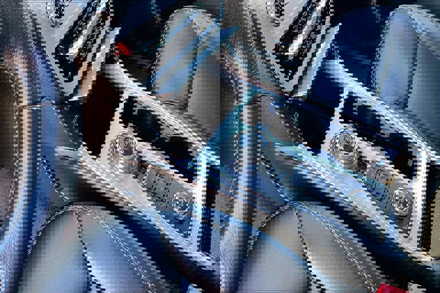 Used 2022 Ford Explorer XLT w/ Equipment Group 202A image 17