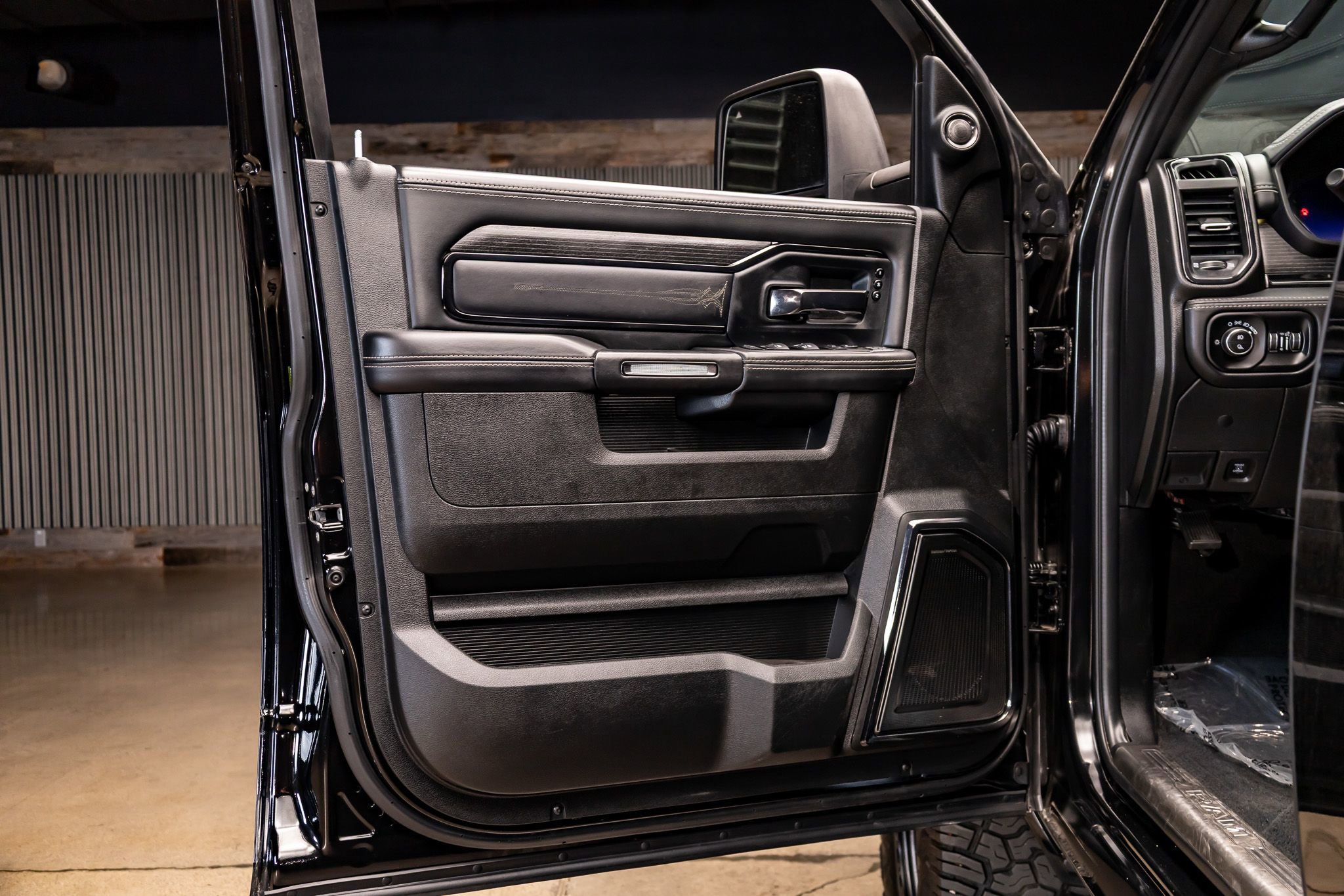 Used 2023 RAM 2500 Limited image 25