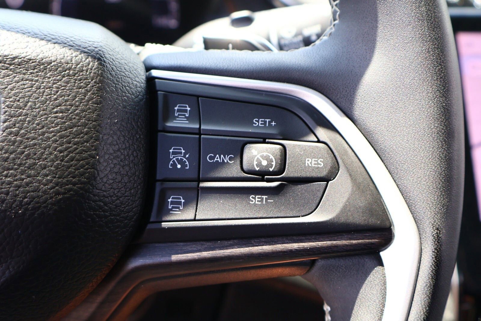 Used 2023 Jeep Grand Cherokee Limited image 36