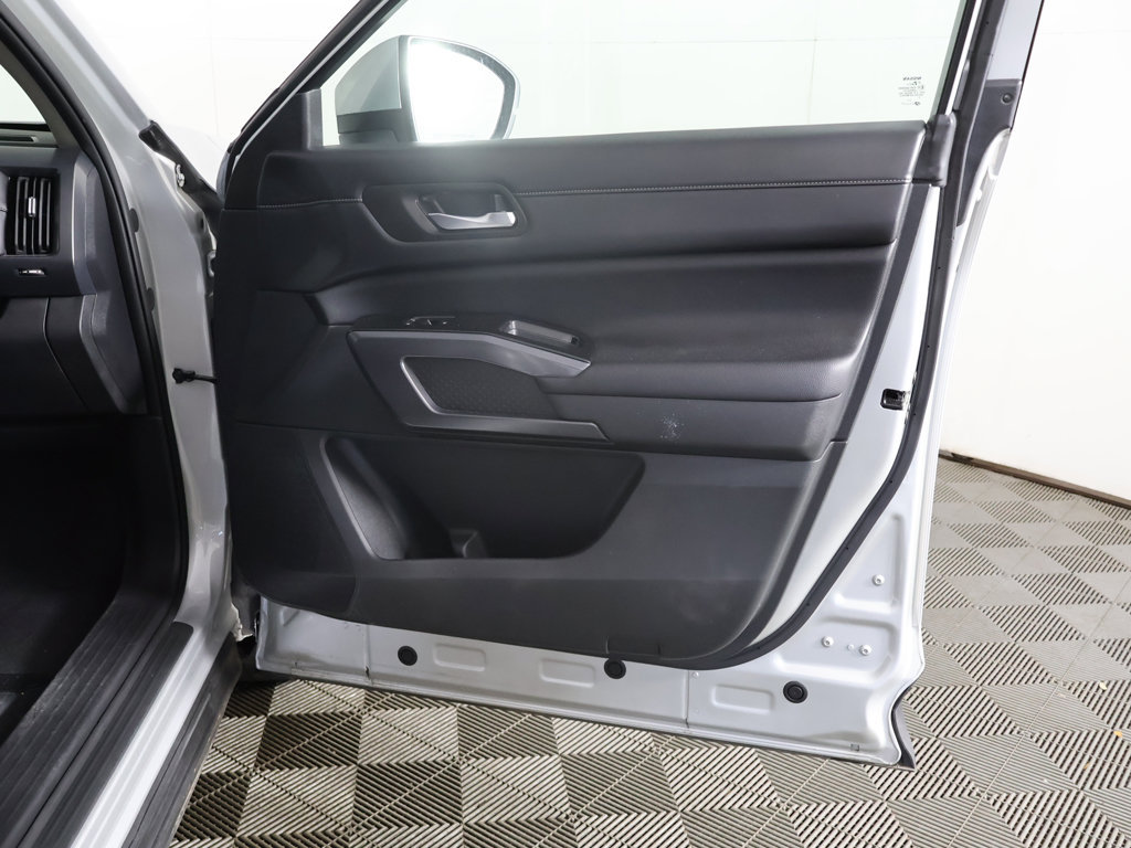 Used 2023 Nissan Pathfinder SL AWD/4WD image 25