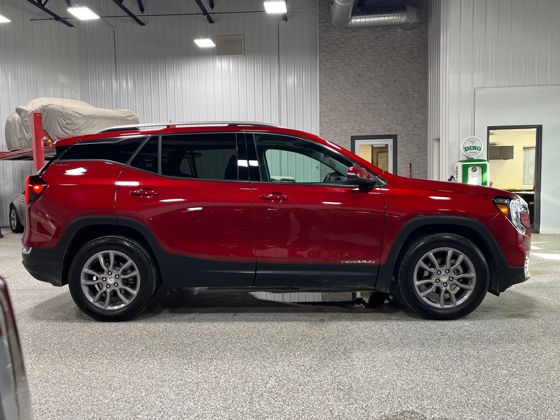 Certified 2024 GMC Terrain SLT w/ Infotainment Package II image 6