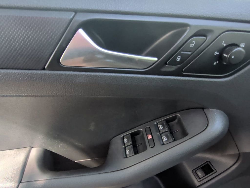 Used 2013 Volkswagen Jetta Sedan image 12