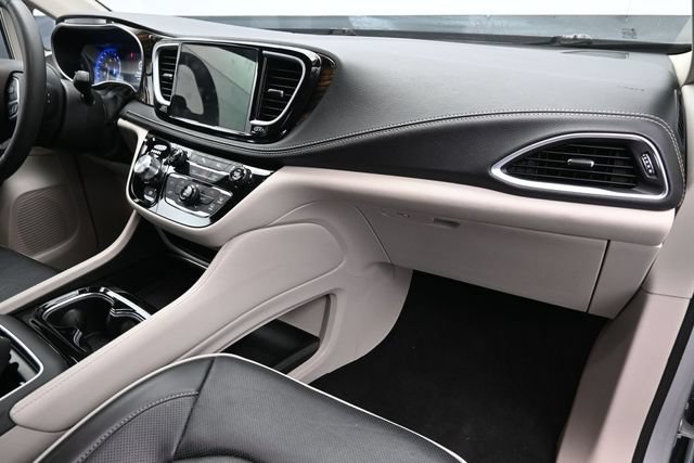 Used 2024 Chrysler Pacifica Limited FWD image 31