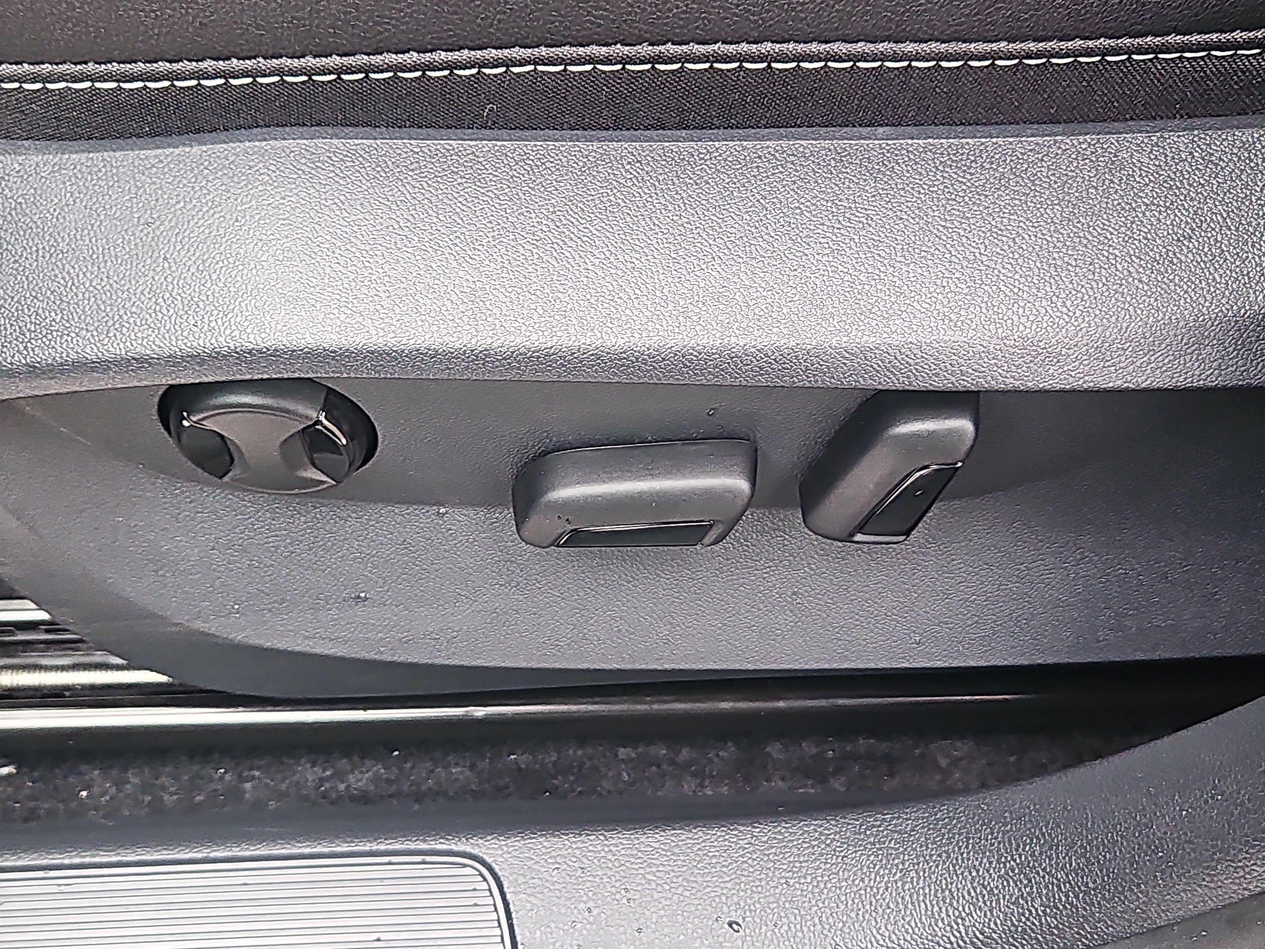 Used 2025 Volkswagen Taos SEL image 15