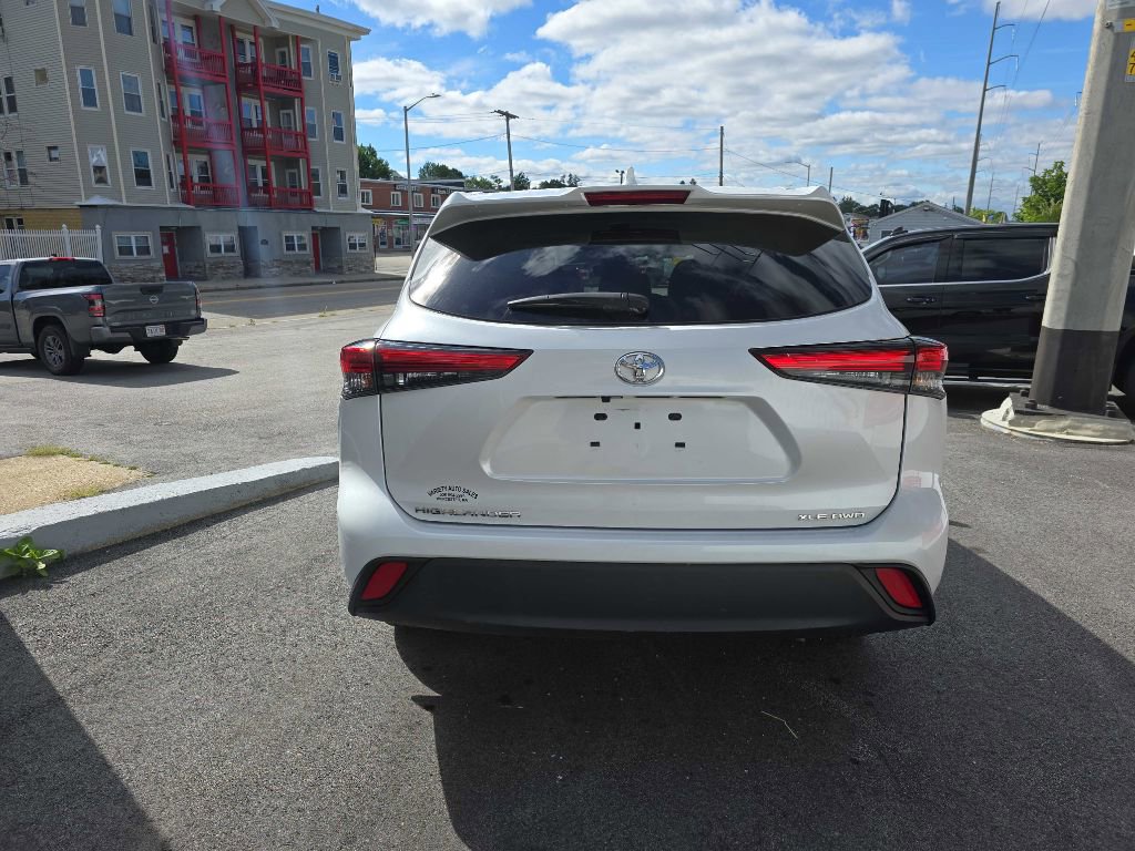 Used 2023 Toyota Highlander XLE image 8