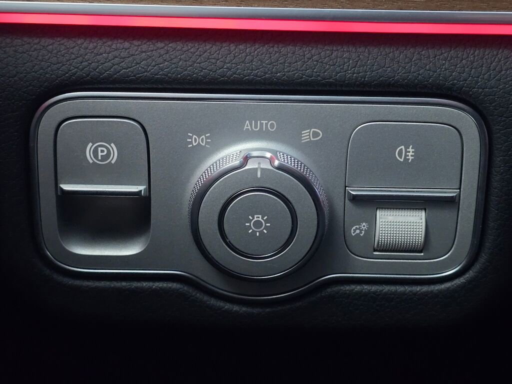 Used 2025 Mercedes-Benz GLE 350 4MATIC w/ Driver Assistance Package image 39