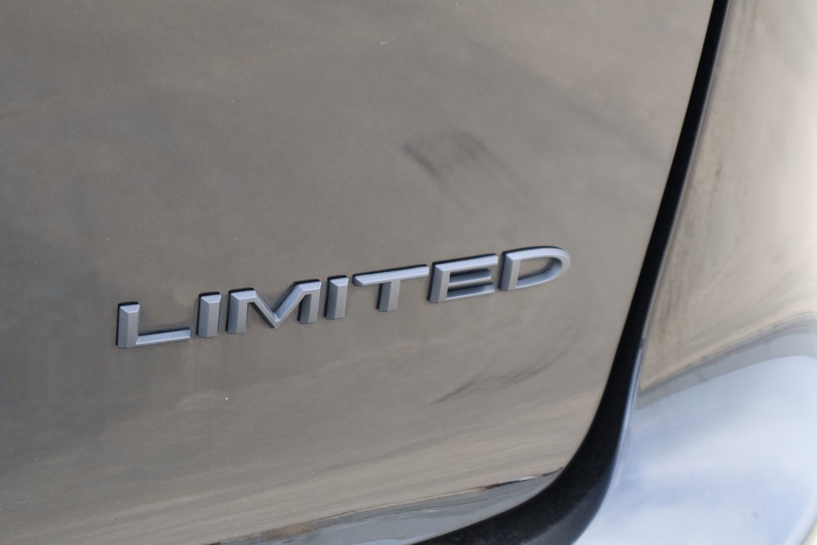 Used 2025 Chrysler Pacifica Limited FWD image 9