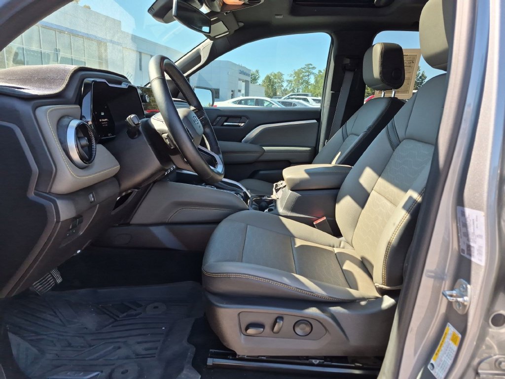 Used 2025 Chevrolet Colorado ZR2 w/ Technology Package AWD/4WD image 15