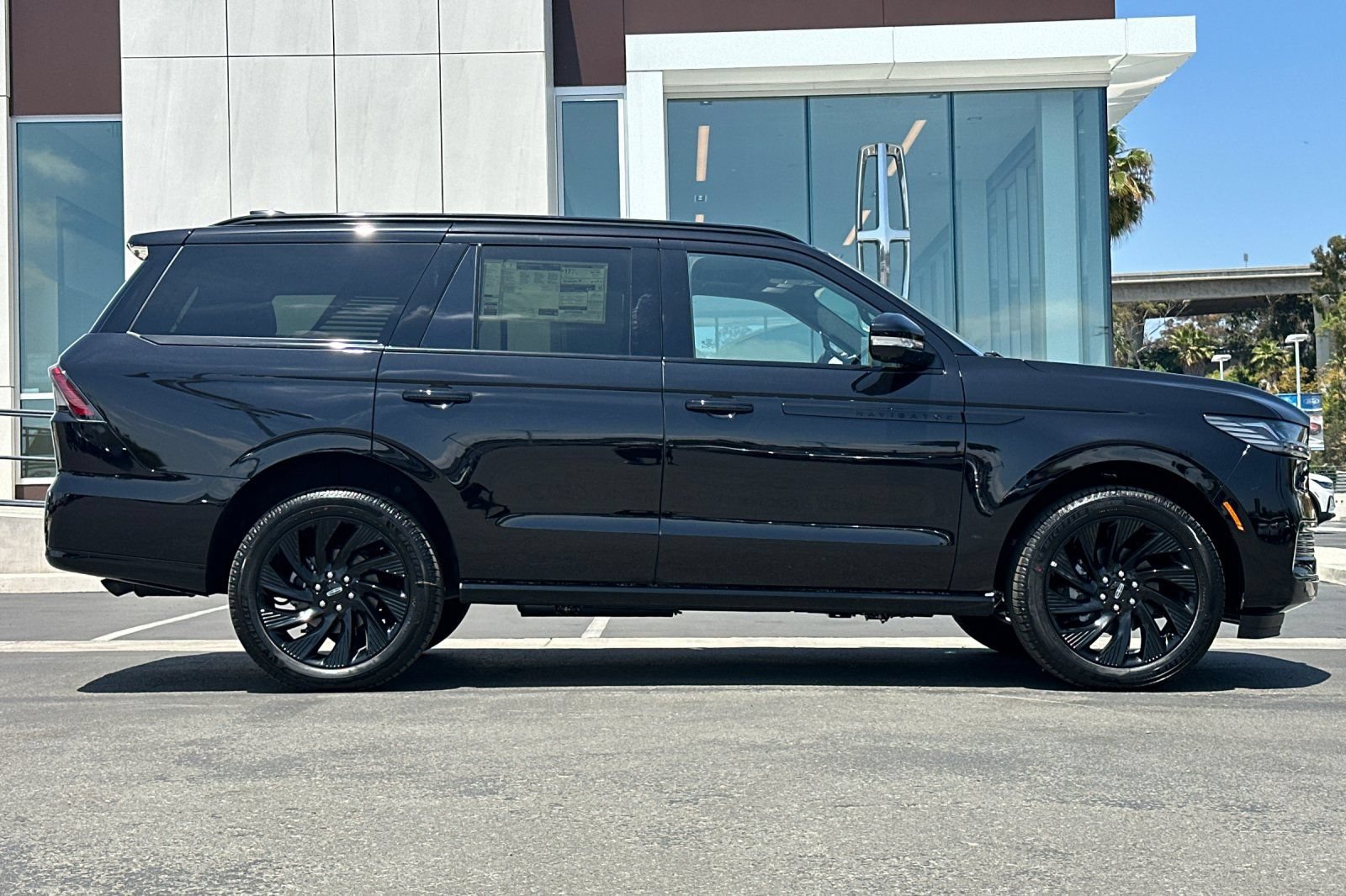 New 2026 Lincoln Navigator Reserve w/ Jet Appearance Package AWD/4WD image 2