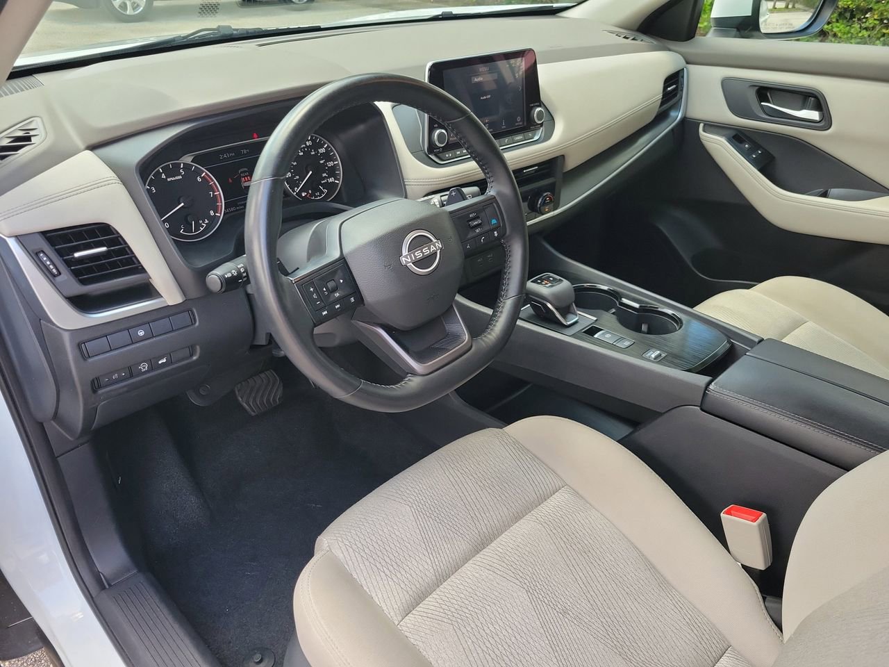 Used 2025 Nissan Rogue SV FWD image 15