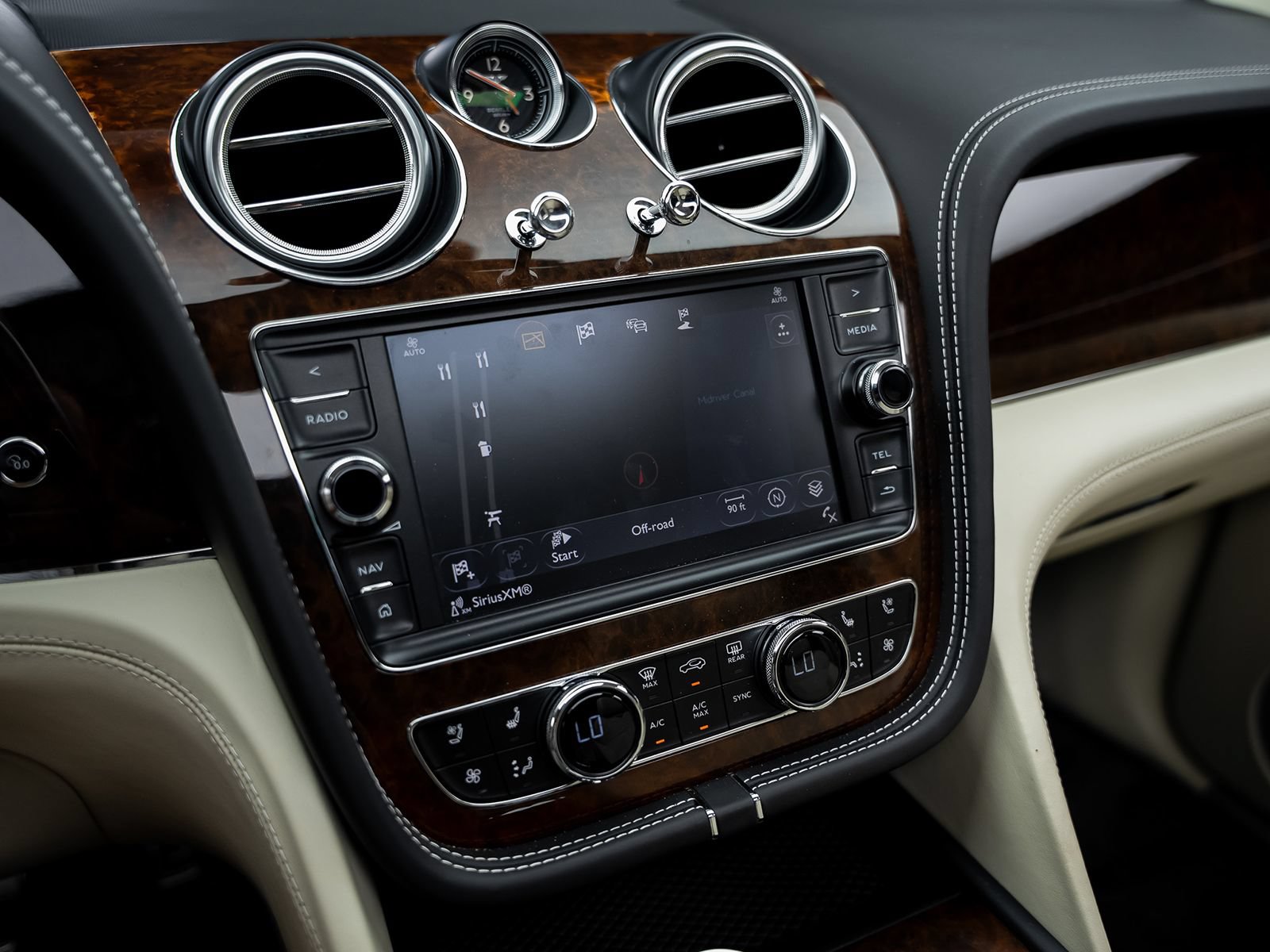 Used 2018 Bentley Bentayga AWD/4WD image 46