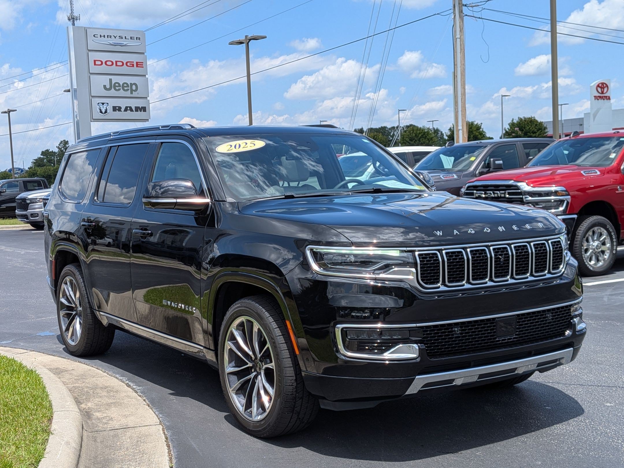 Certified 2025 Jeep Wagoneer Series III w/ Premium Group I AWD/4WD image 3