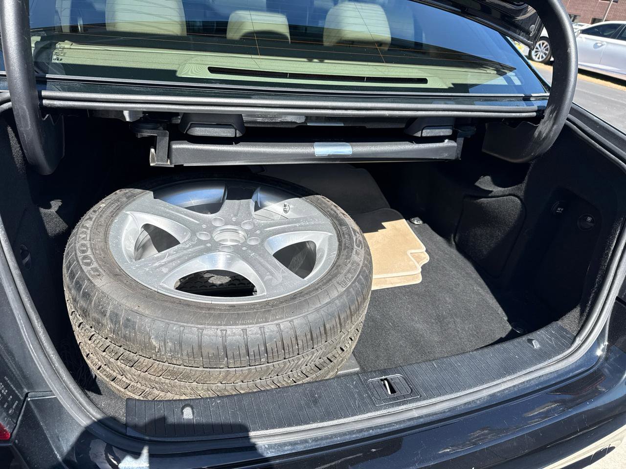 Used 2014 Mercedes-Benz E 250 BlueTEC 4MATIC Sedan image 46