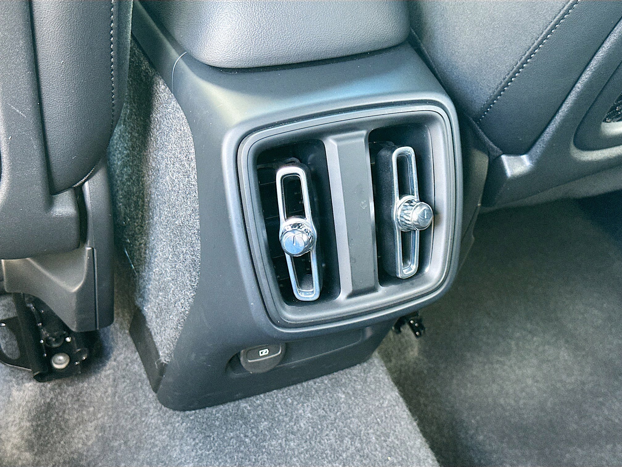 Used 2021 Volvo XC40 T4 R-Design image 25