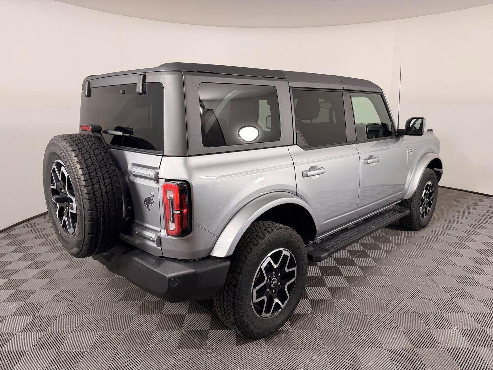 Used 2024 Ford Bronco Outer Banks image 8