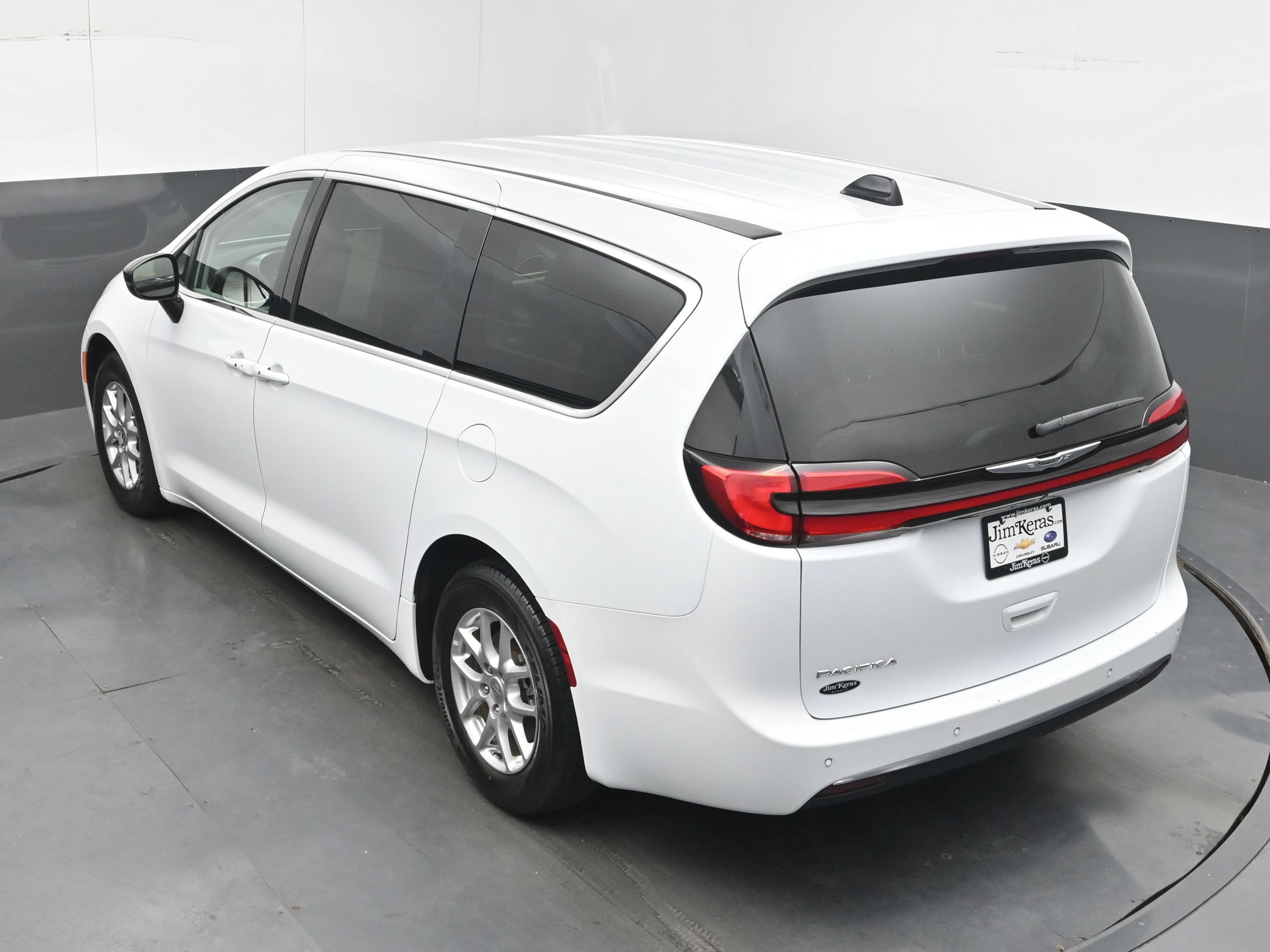 Used 2024 Chrysler Pacifica Touring-L FWD image 31