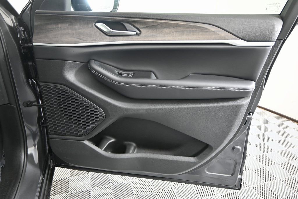 New 2026 Jeep Grand Cherokee Laredo image 12