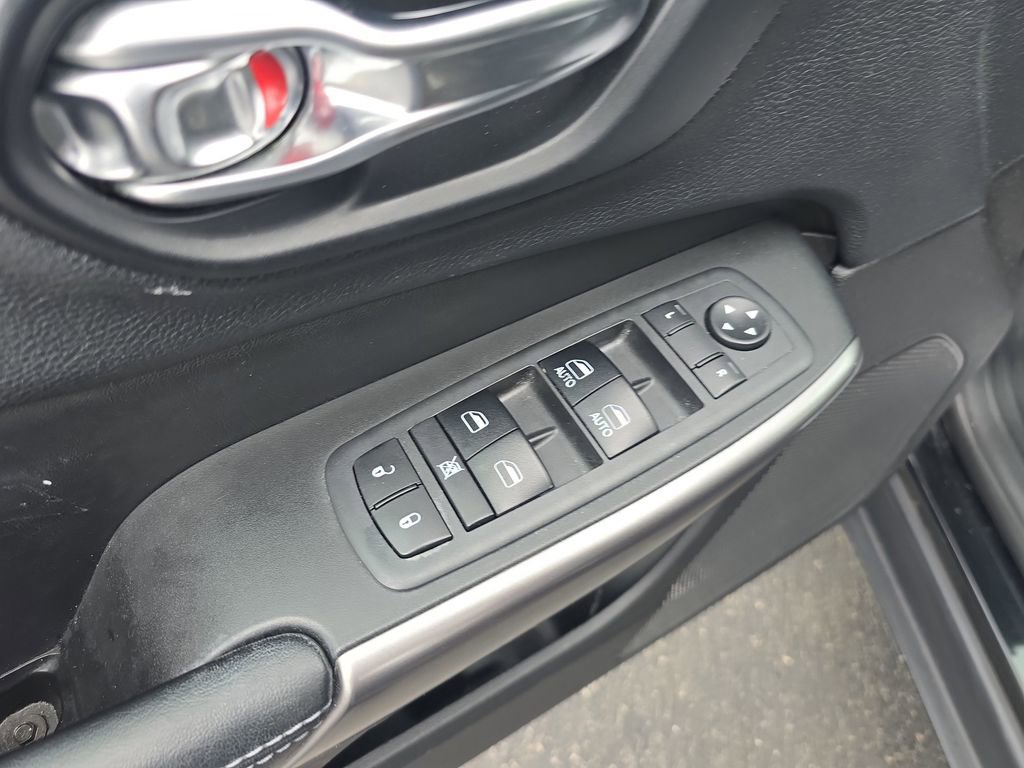 Used 2019 Jeep Cherokee Latitude Plus image 16