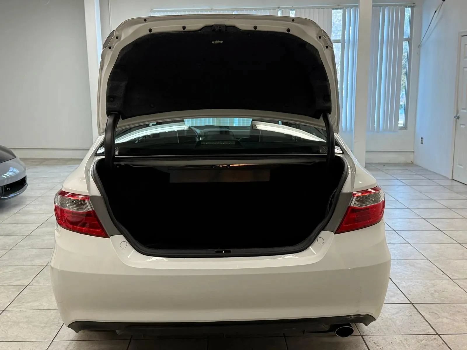 Used 2017 Toyota Camry SE FWD image 9