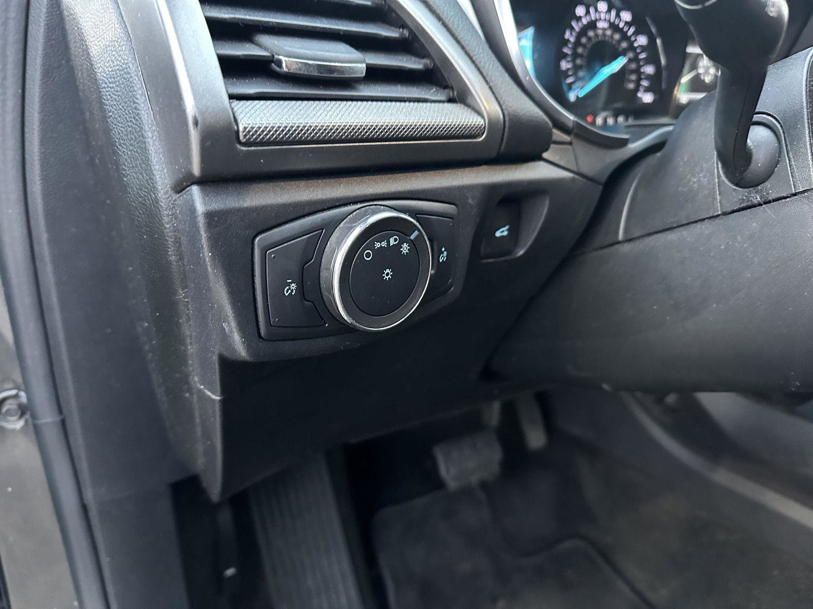 Used 2020 Ford Fusion SE FWD image 20