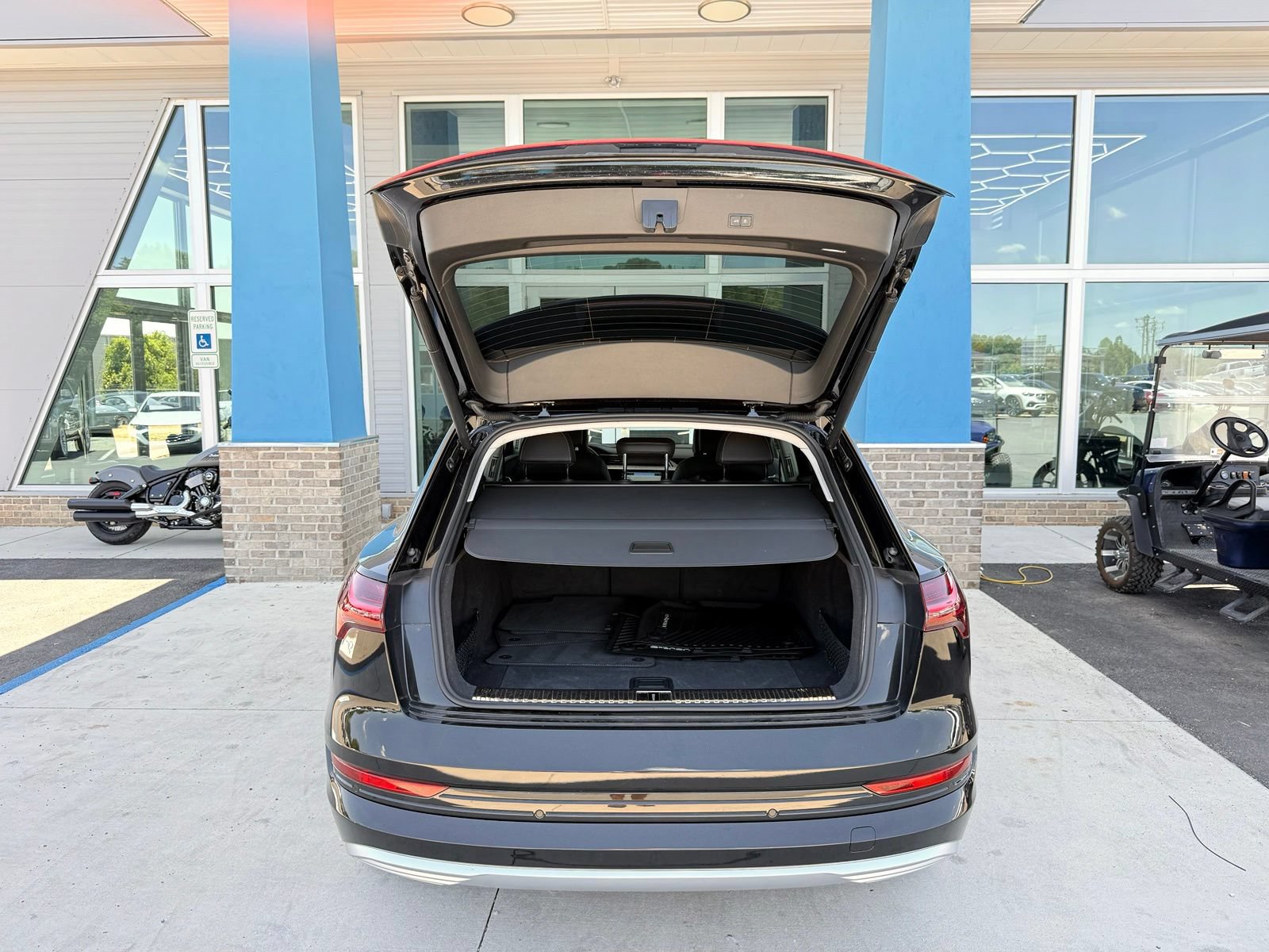 Used 2023 Audi e-tron Premium Plus w/ Premium Plus Package AWD/4WD image 24