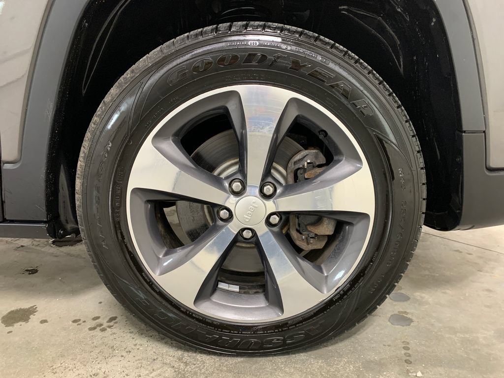 Used 2019 Jeep Cherokee Limited AWD/4WD image 13