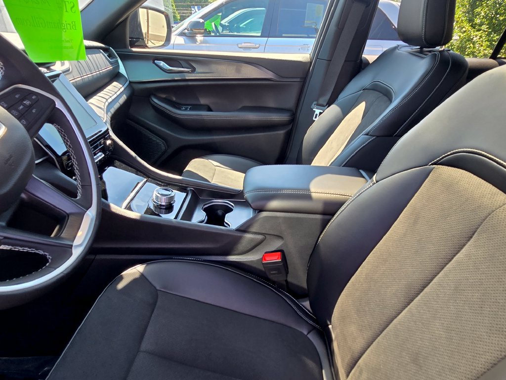 Used 2025 Jeep Grand Cherokee Altitude AWD/4WD image 13