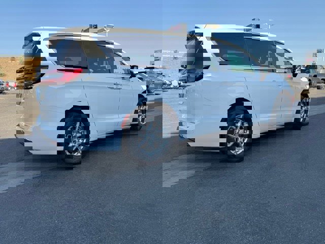 New 2026 Chrysler Pacifica Select image 6