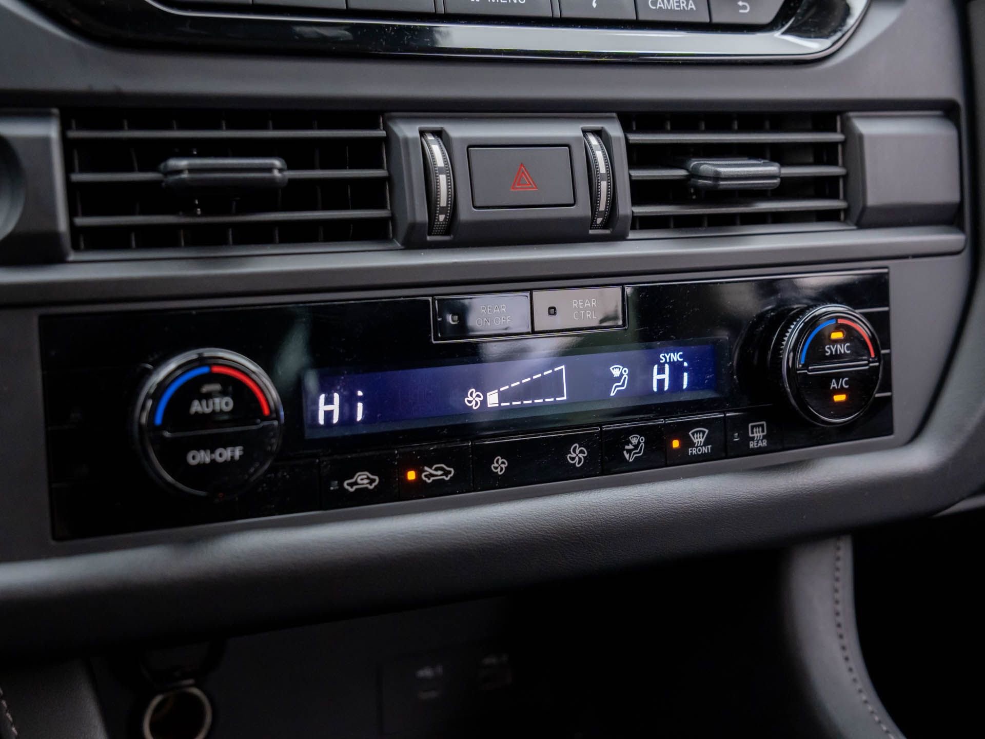 Used 2024 Nissan Pathfinder S image 25