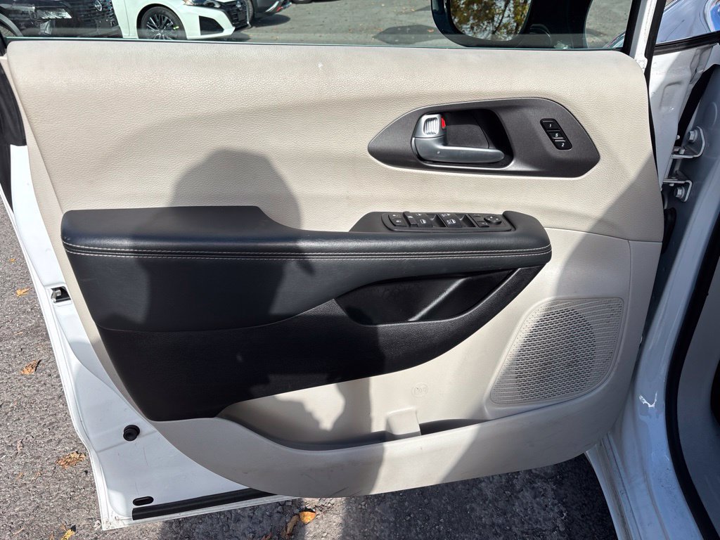 Used 2024 Chrysler Pacifica Touring-L FWD image 18