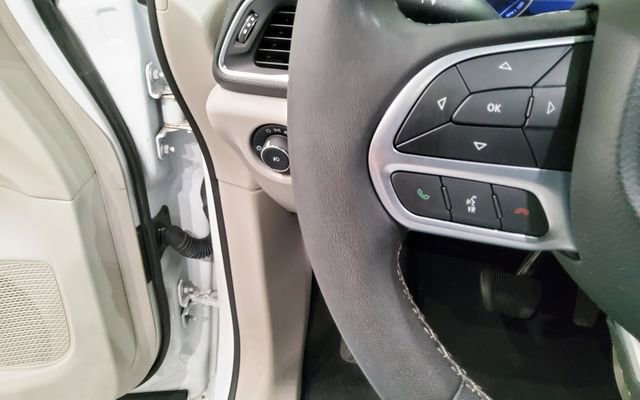 Used 2023 Chrysler Pacifica Limited FWD image 25