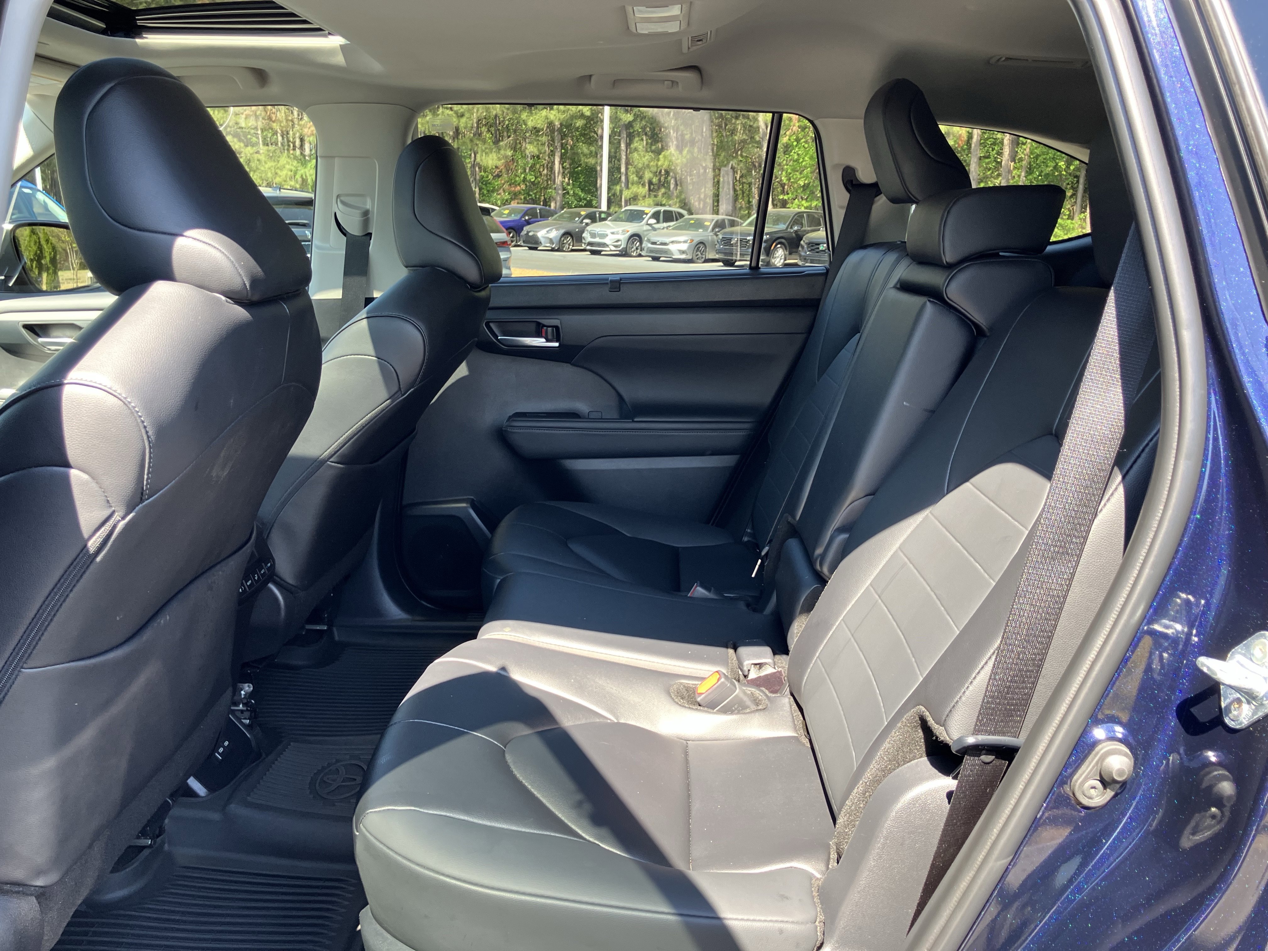 Used 2025 Toyota Highlander XLE FWD image 33