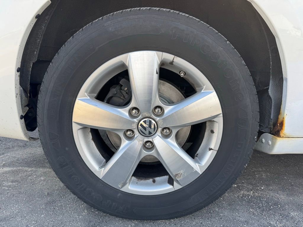 Used 2010 Volkswagen Routan SEL FWD image 38