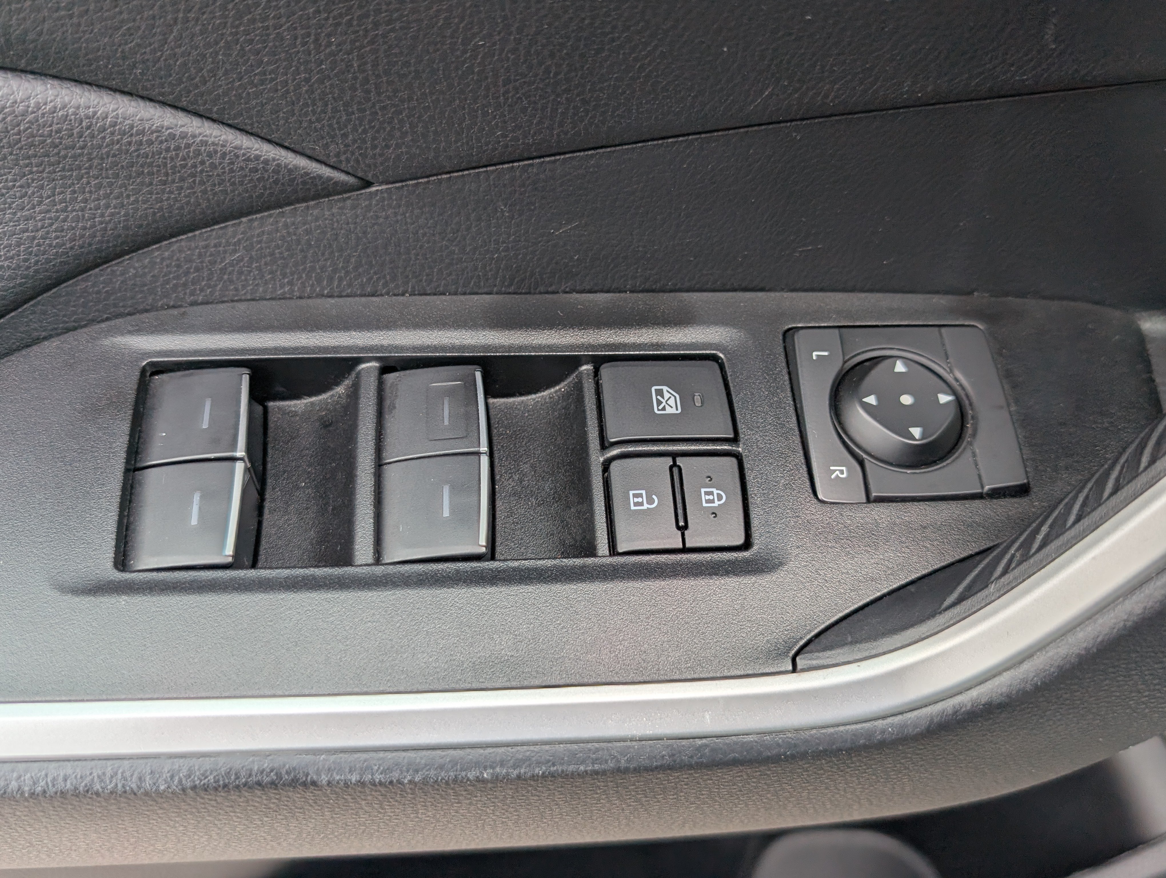Used 2025 Toyota RAV4 XLE w/ Weather Package AWD/4WD image 17