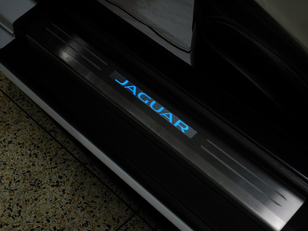 Used 2015 Jaguar F-TYPE R image 39