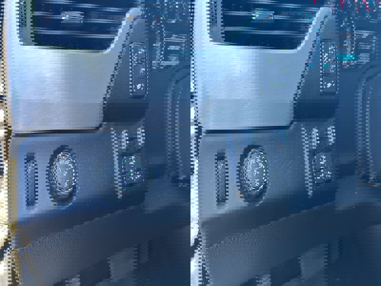 Used 2018 GMC Yukon SLT w/ HD Trailering Package image 32