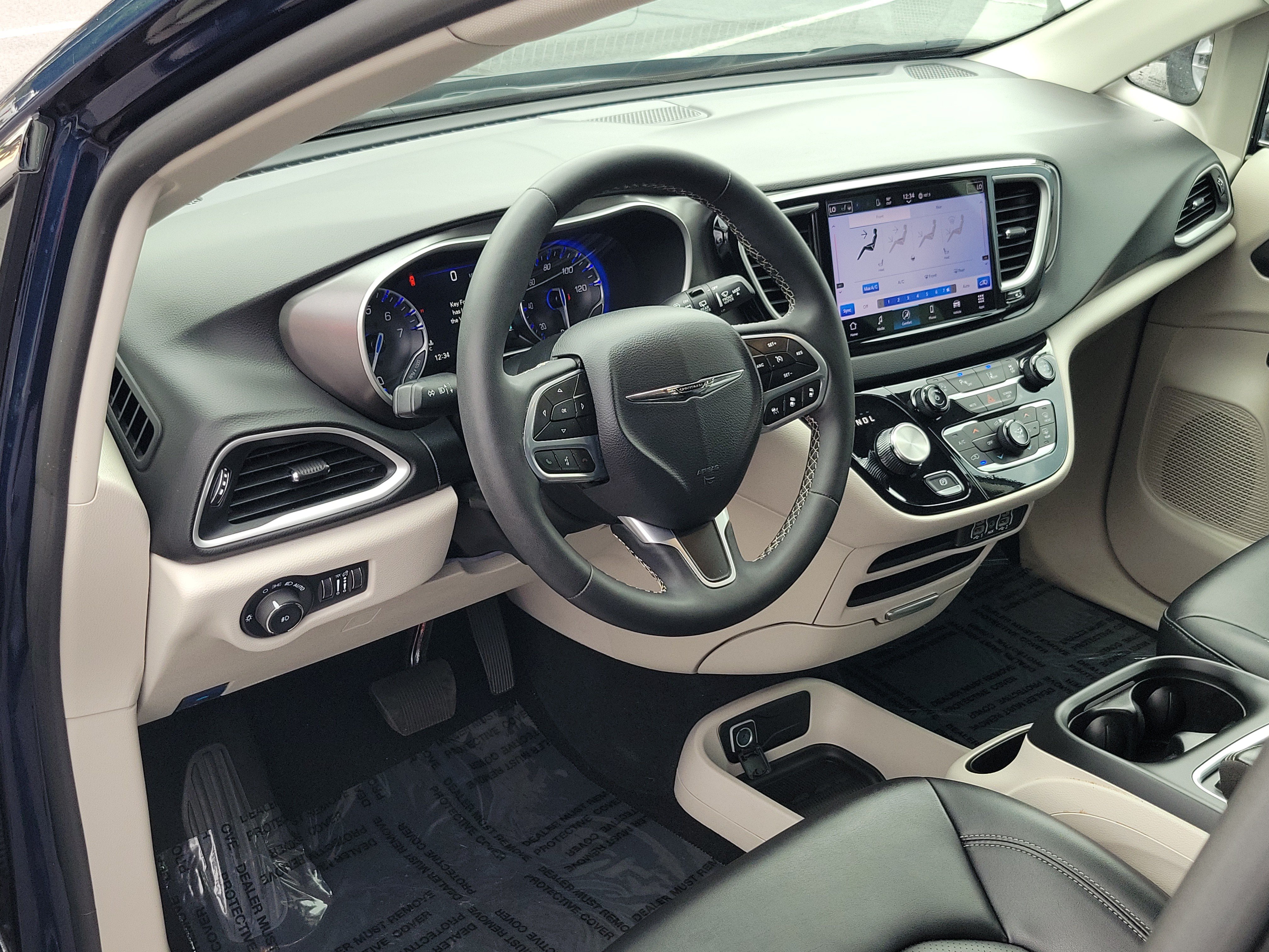 Used 2024 Chrysler Pacifica Touring-L FWD image 16