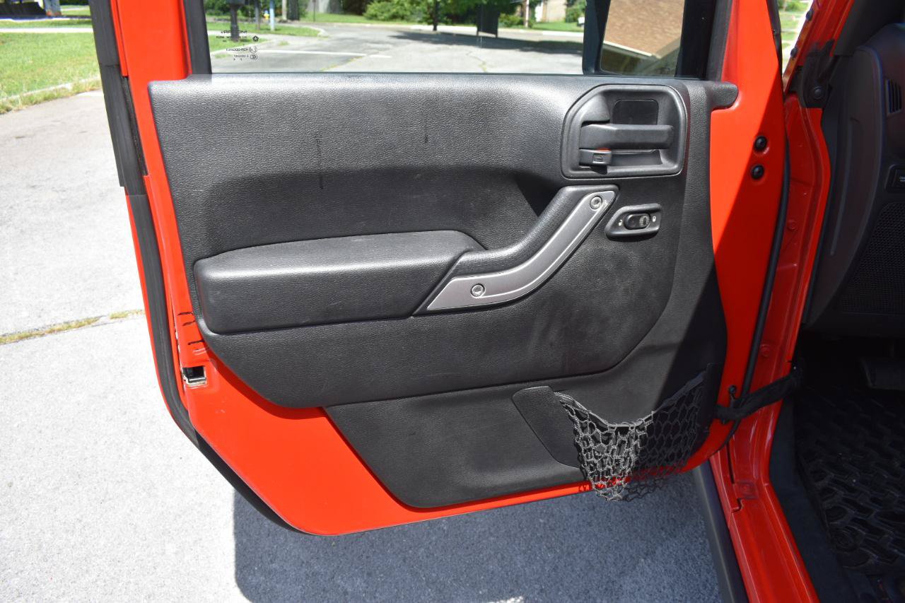 Used 2014 Jeep Wrangler Unlimited Rubicon w/ Connectivity Group AWD/4WD image 16