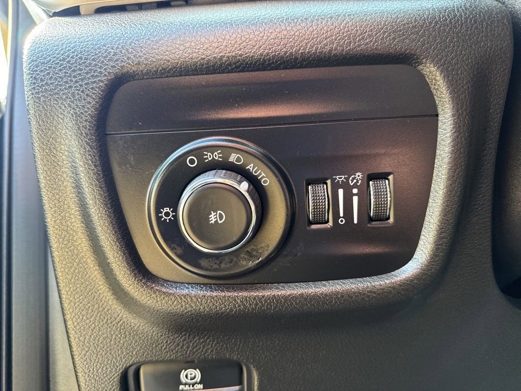 Used 2023 Jeep Grand Cherokee L Limited w/ Black Appearance Package image 27