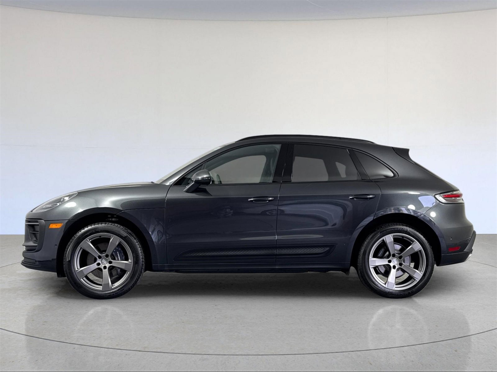 Used 2025 Porsche Macan image 2