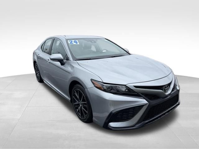 Used 2024 Toyota Camry SE image 6