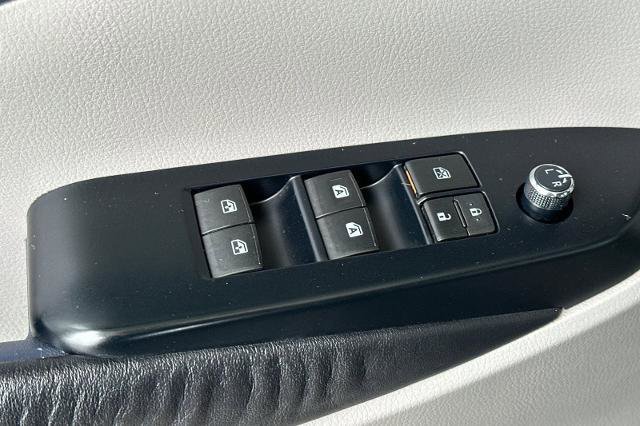 Used 2016 Toyota Highlander Plus w/ Preferred Accessory Package FWD image 12