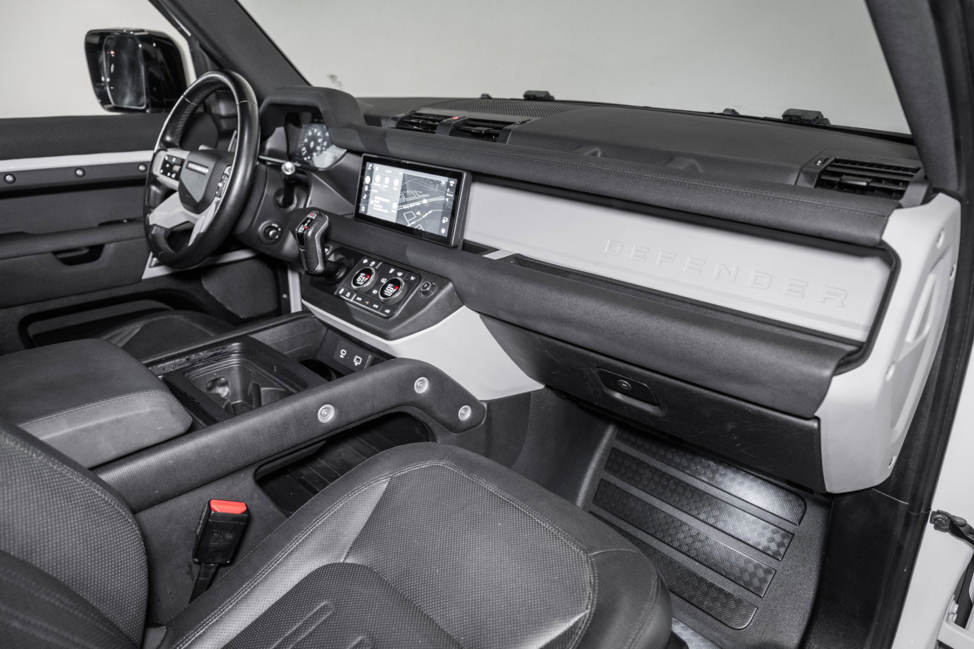 Used 2022 Land Rover Defender 110 X-Dynamic SE image 32