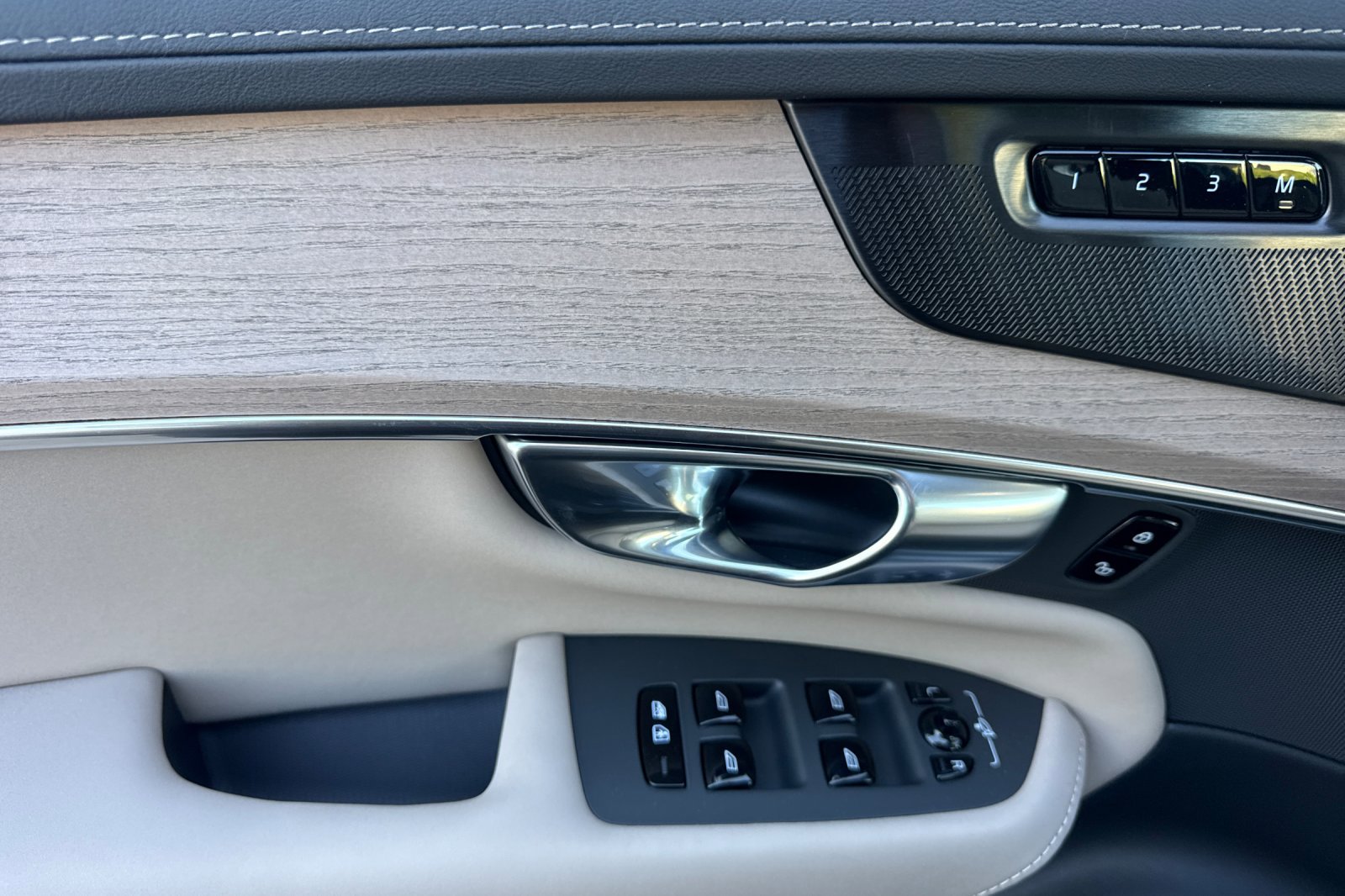 New 2026 Volvo XC90 B6 Plus image 9