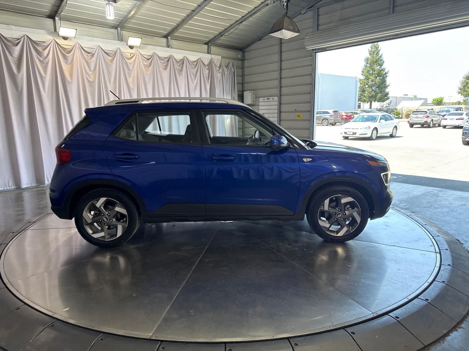 Used 2023 Hyundai Venue Limited FWD image 4